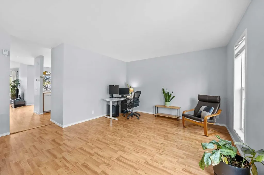 99 Hidden Crescent NW Calgary AB T3A 5L4