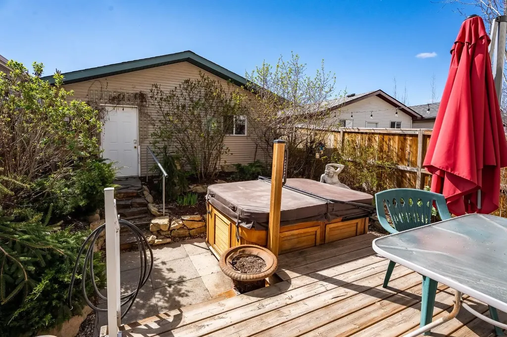 157 Cranberry Square SE Calgary AB T3M 1J6