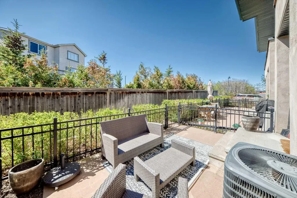25 Aspen Hills Terrace SW Calgary AB T3H0P3