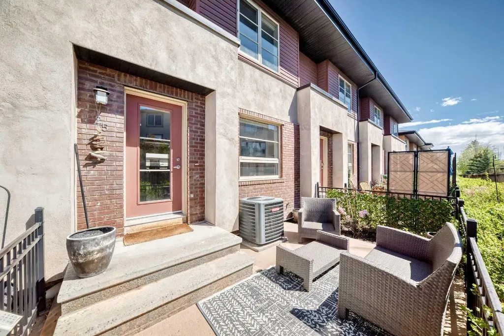 25 Aspen Hills Terrace SW Calgary AB T3H0P3
