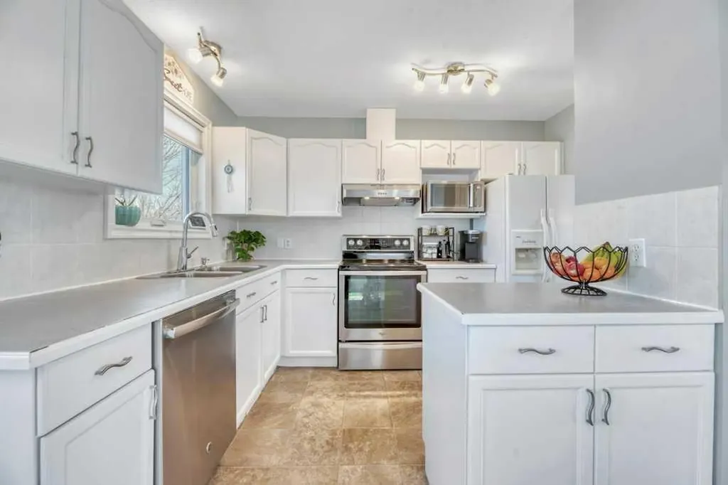 191 Strathaven Crescent Strathmore AB T1P 1N5