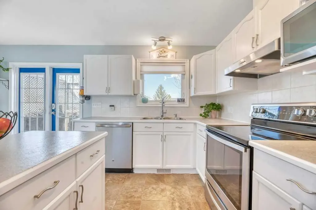 191 Strathaven Crescent Strathmore AB T1P 1N5