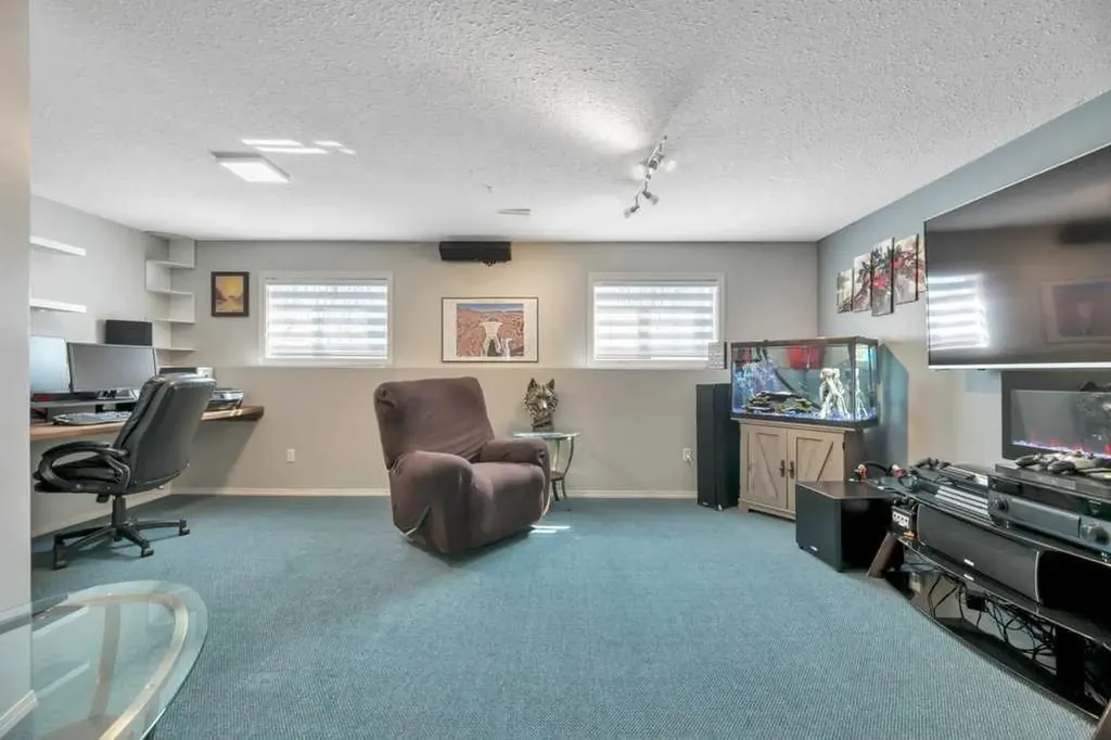 191 Strathaven Crescent Strathmore AB T1P 1N5