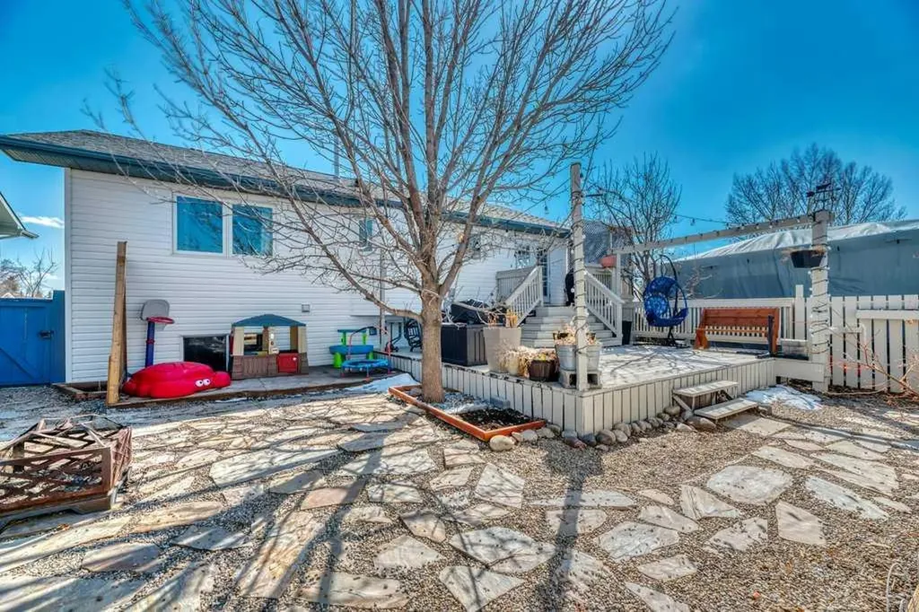 191 Strathaven Crescent Strathmore AB T1P 1N5