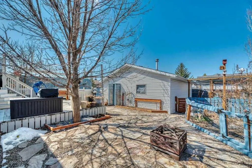 191 Strathaven Crescent Strathmore AB T1P 1N5
