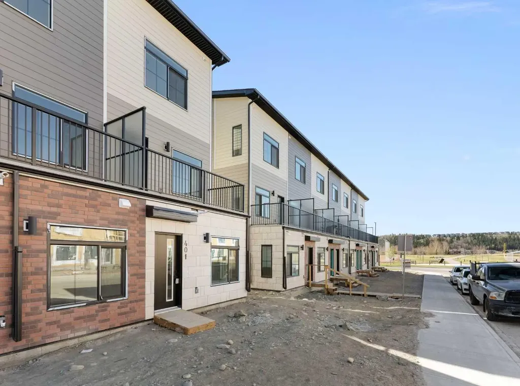 156 Park Street Cochrane AB T4C 3H3