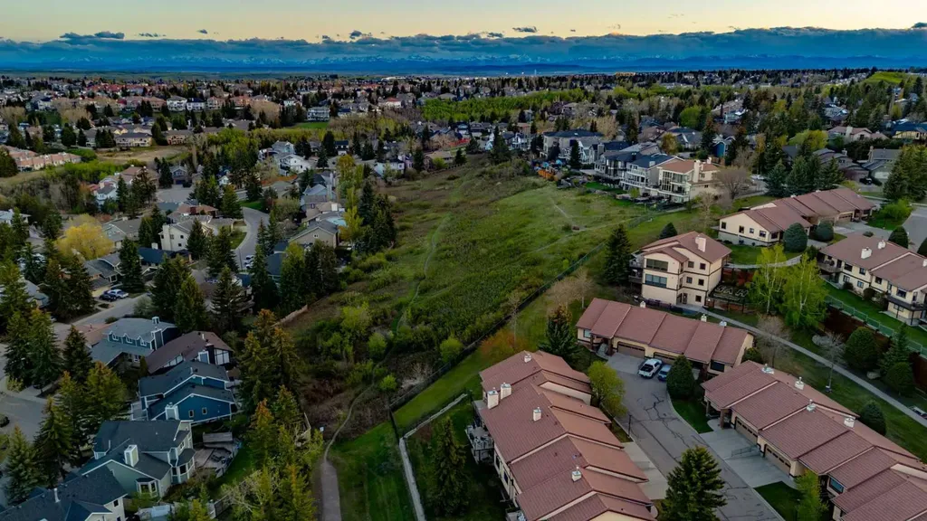 114 Strathlorne Mews SW Calgary AB T3H 1V1