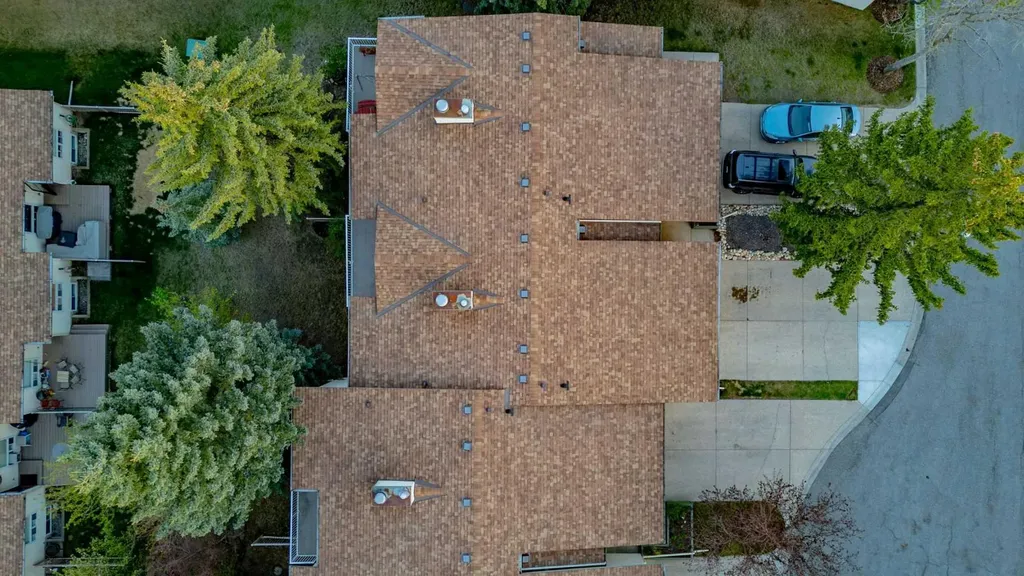 114 Strathlorne Mews SW Calgary AB T3H 1V1