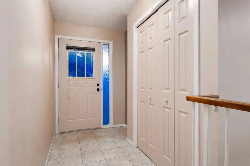 114 Strathlorne Mews SW Calgary AB T3H 1V1