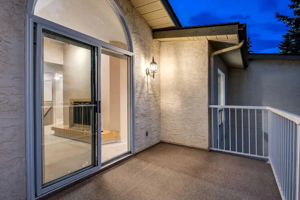 114 Strathlorne Mews SW Calgary AB T3H 1V1