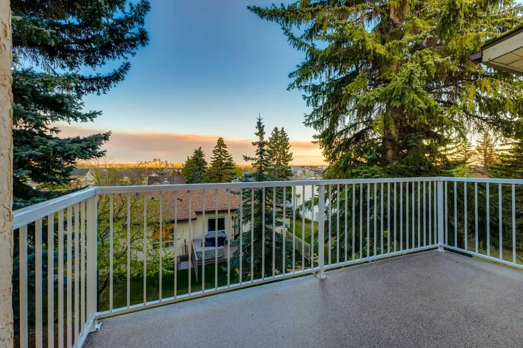 114 Strathlorne Mews SW Calgary AB T3H 1V1