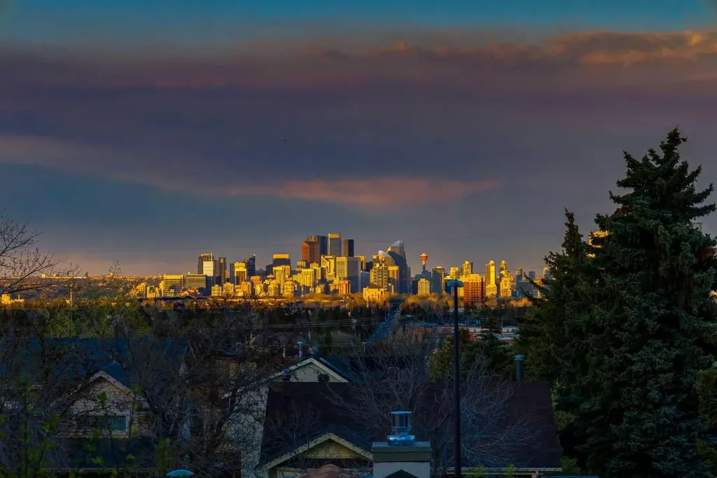 114 Strathlorne Mews SW Calgary AB T3H 1V1