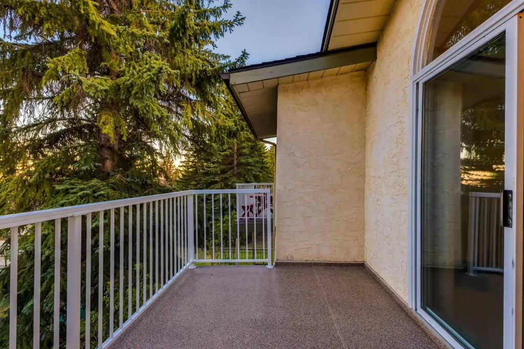 114 Strathlorne Mews SW Calgary AB T3H 1V1