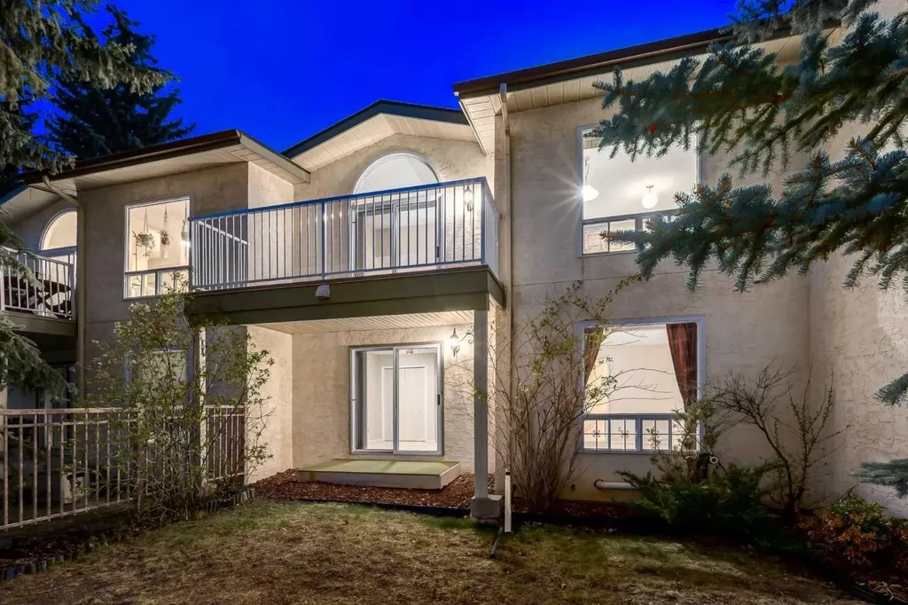 114 Strathlorne Mews SW Calgary AB T3H 1V1