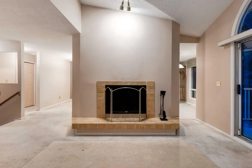 114 Strathlorne Mews SW Calgary AB T3H 1V1