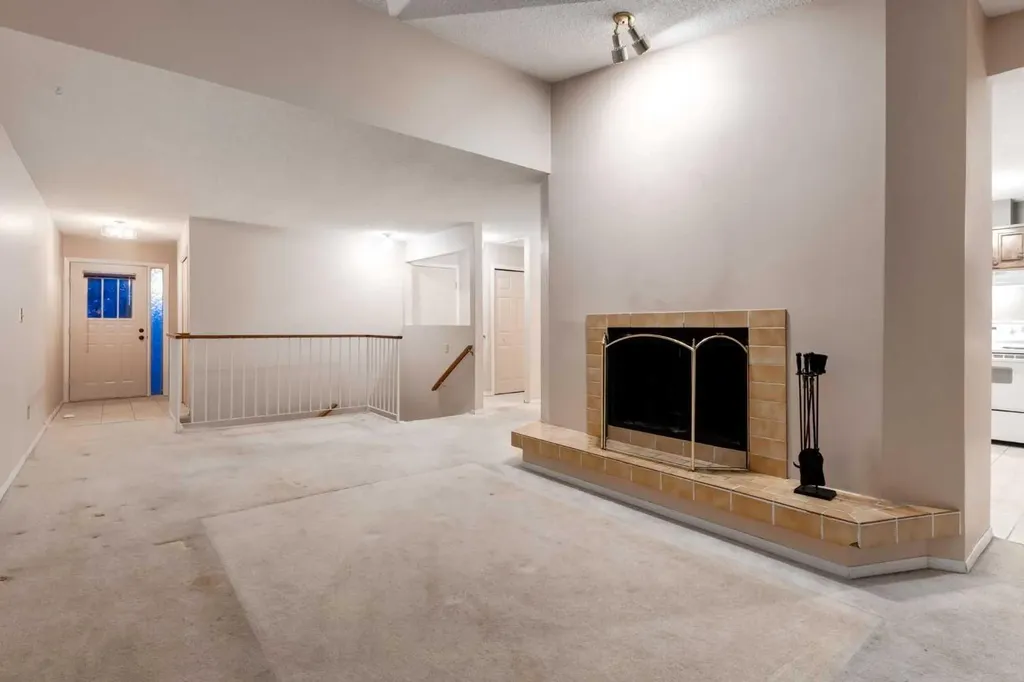 114 Strathlorne Mews SW Calgary AB T3H 1V1