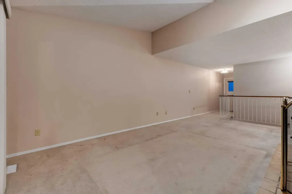 114 Strathlorne Mews SW Calgary AB T3H 1V1
