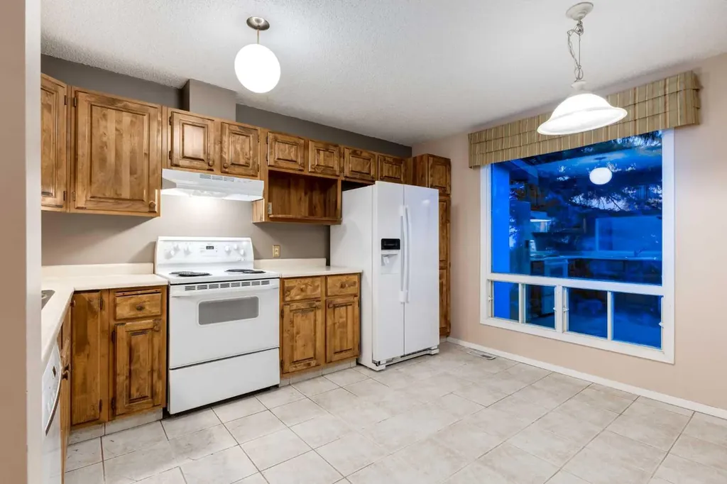 114 Strathlorne Mews SW Calgary AB T3H 1V1
