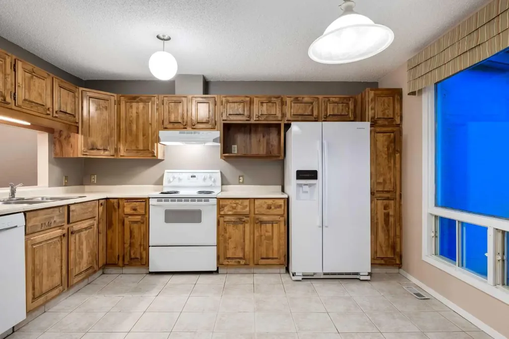 114 Strathlorne Mews SW Calgary AB T3H 1V1