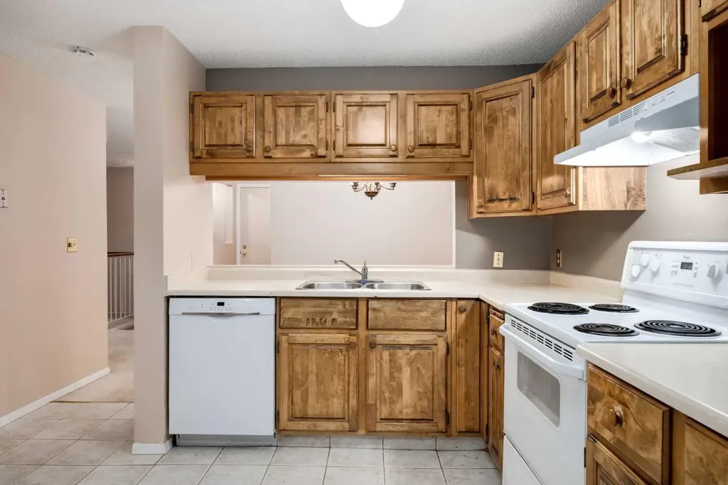 114 Strathlorne Mews SW Calgary AB T3H 1V1