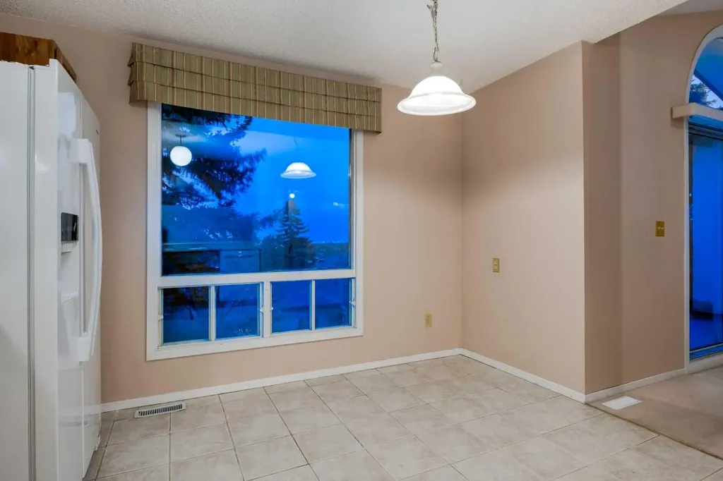 114 Strathlorne Mews SW Calgary AB T3H 1V1
