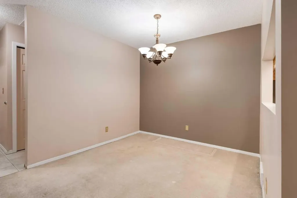 114 Strathlorne Mews SW Calgary AB T3H 1V1