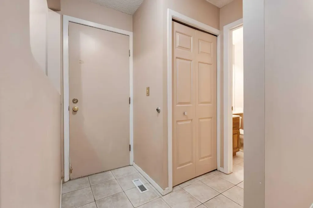 114 Strathlorne Mews SW Calgary AB T3H 1V1