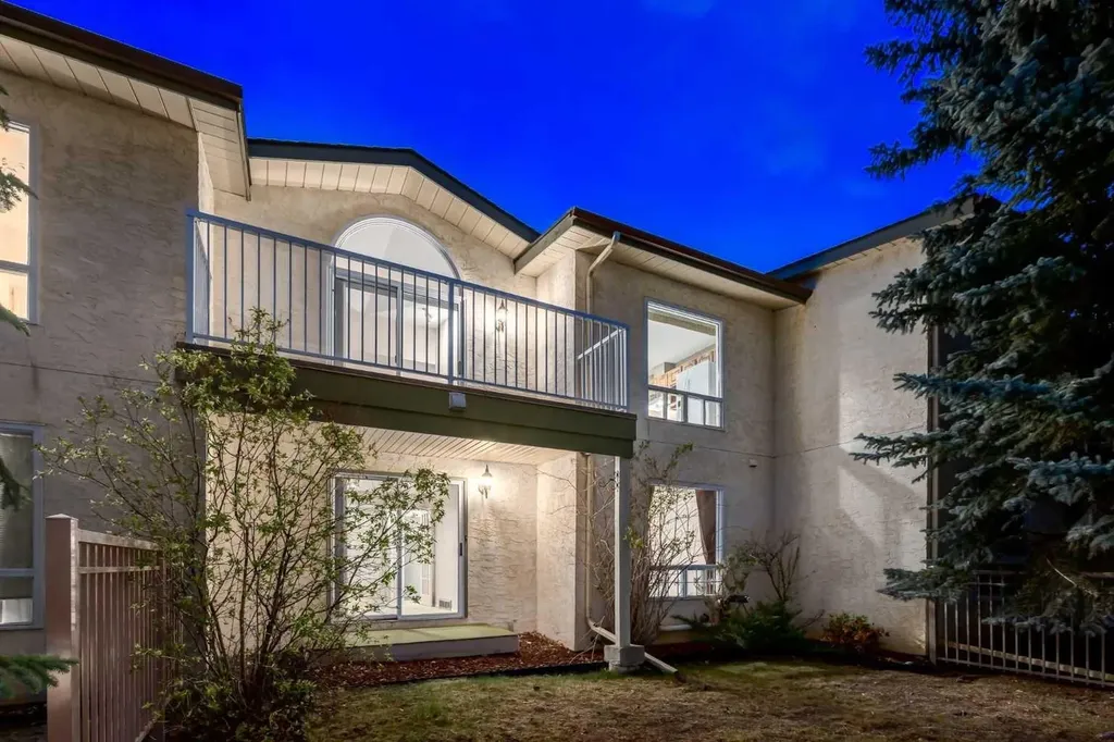 114 Strathlorne Mews SW Calgary AB T3H 1V1