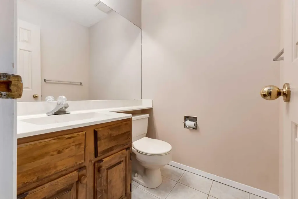 114 Strathlorne Mews SW Calgary AB T3H 1V1