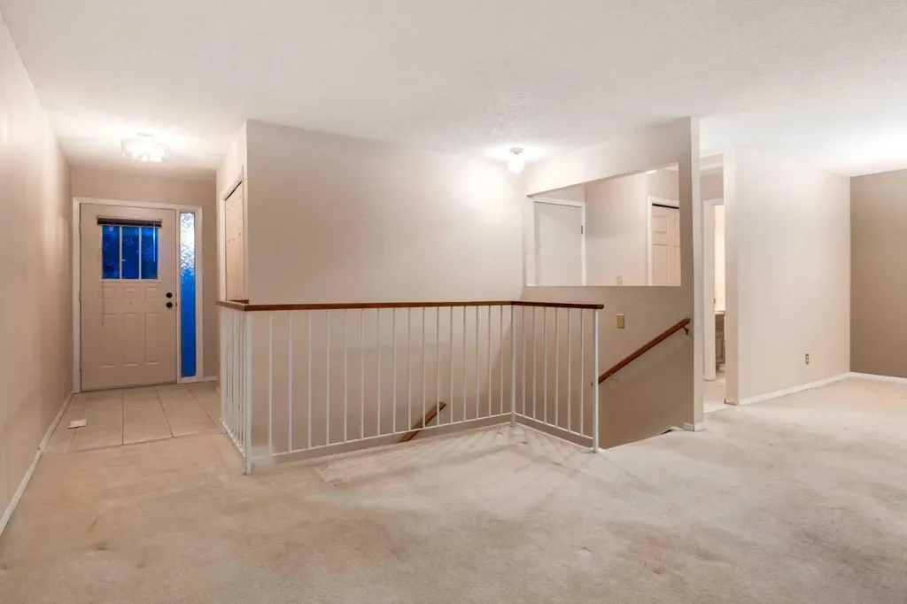 114 Strathlorne Mews SW Calgary AB T3H 1V1