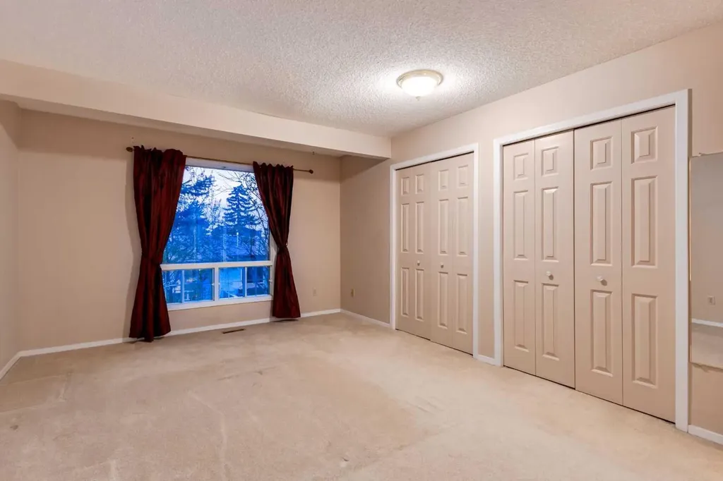 114 Strathlorne Mews SW Calgary AB T3H 1V1