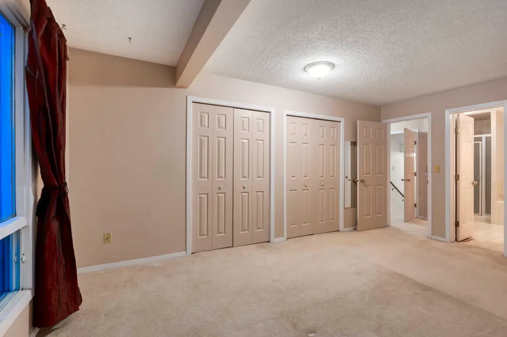 114 Strathlorne Mews SW Calgary AB T3H 1V1