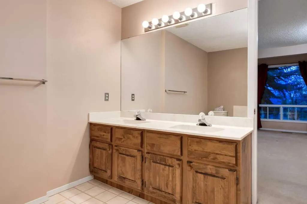 114 Strathlorne Mews SW Calgary AB T3H 1V1