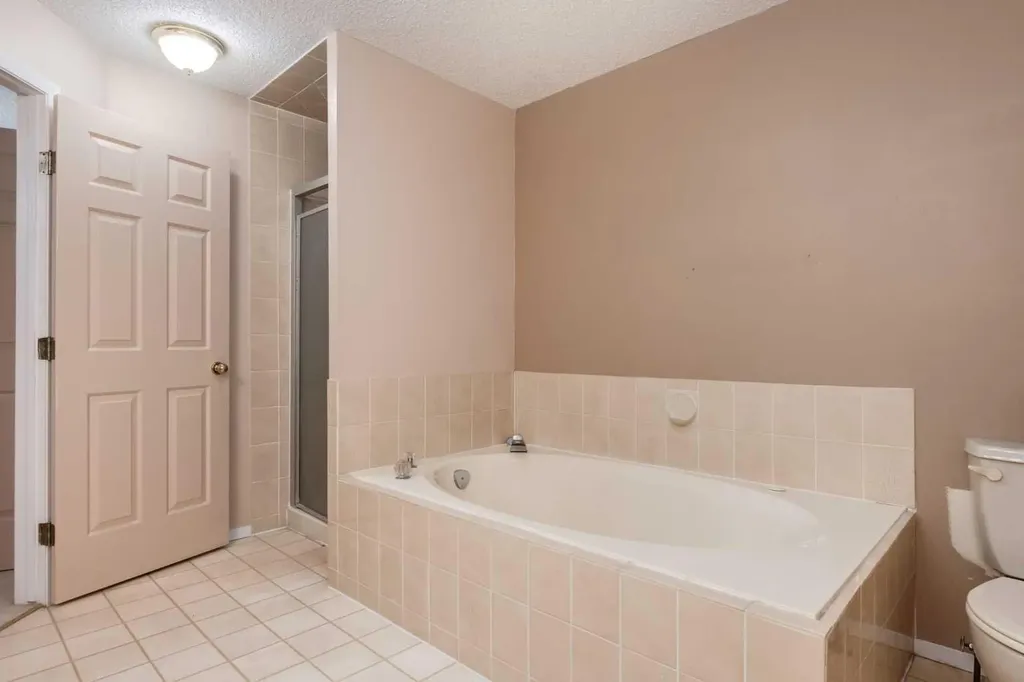 114 Strathlorne Mews SW Calgary AB T3H 1V1