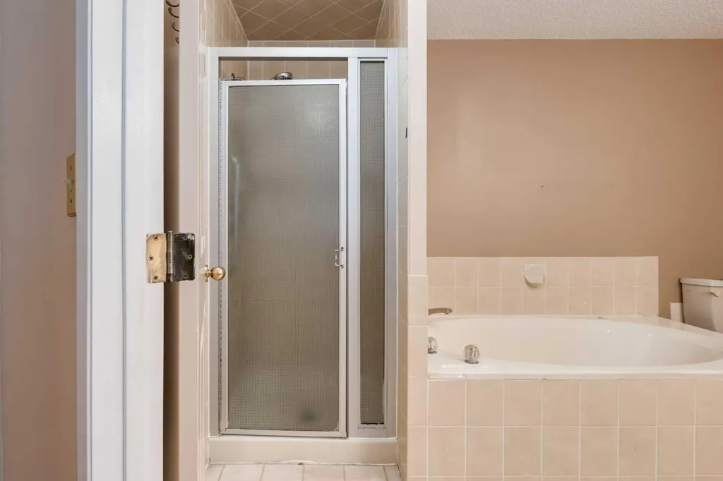 114 Strathlorne Mews SW Calgary AB T3H 1V1