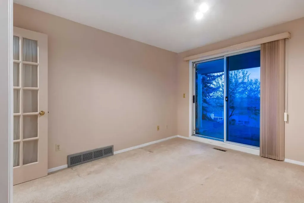 114 Strathlorne Mews SW Calgary AB T3H 1V1