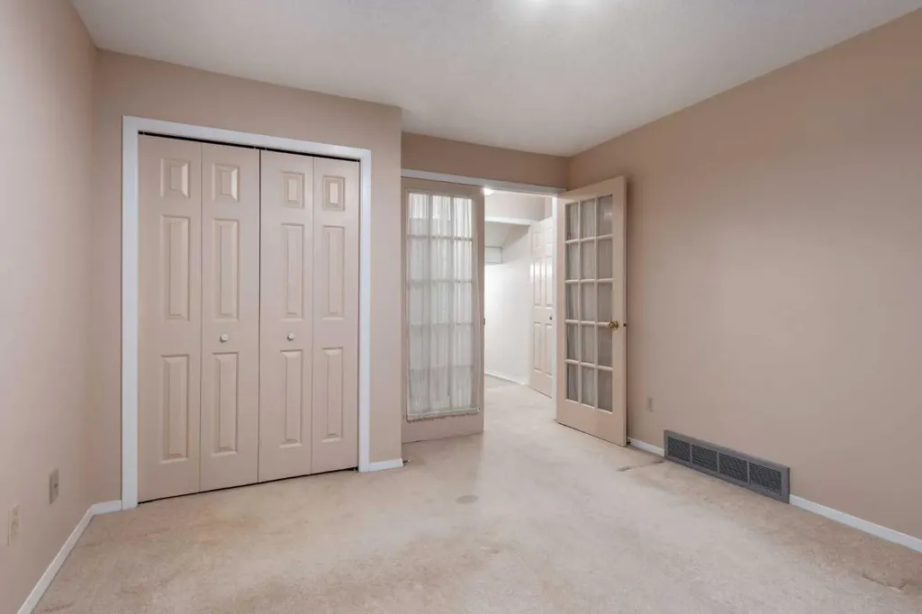 114 Strathlorne Mews SW Calgary AB T3H 1V1