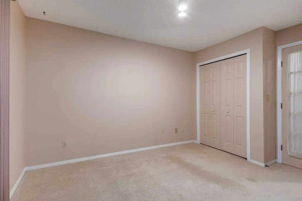 114 Strathlorne Mews SW Calgary AB T3H 1V1