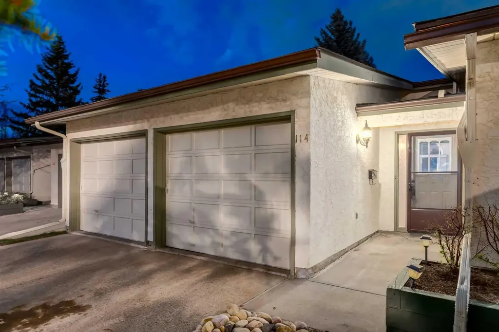 114 Strathlorne Mews SW Calgary AB T3H 1V1