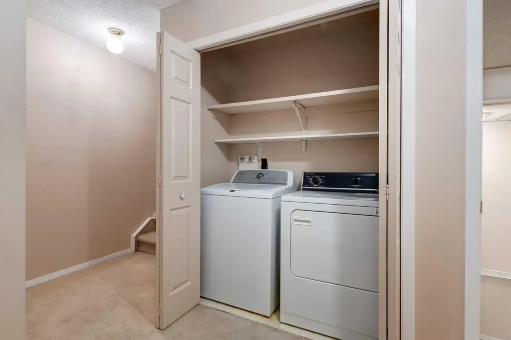 114 Strathlorne Mews SW Calgary AB T3H 1V1