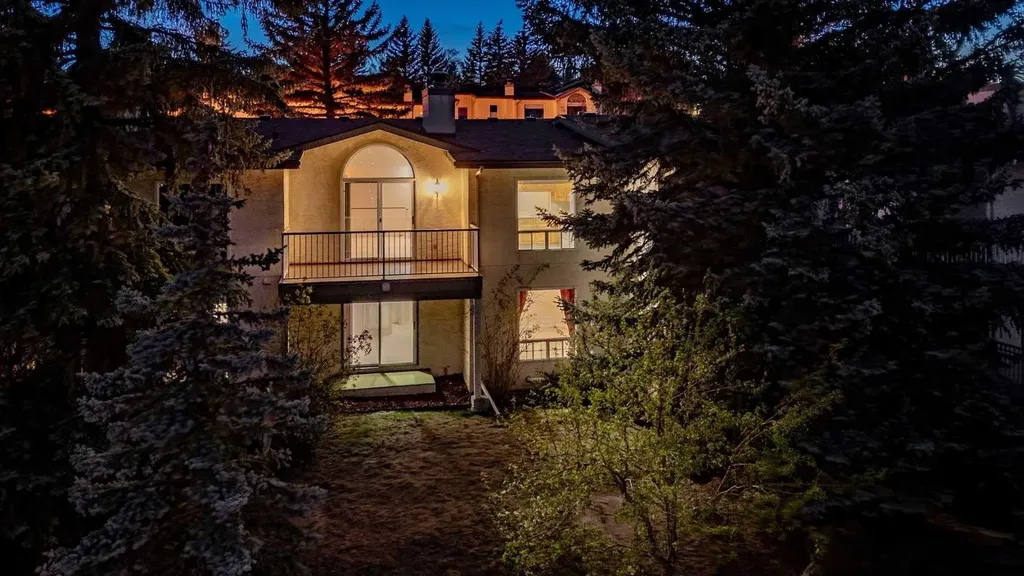 114 Strathlorne Mews SW Calgary AB T3H 1V1