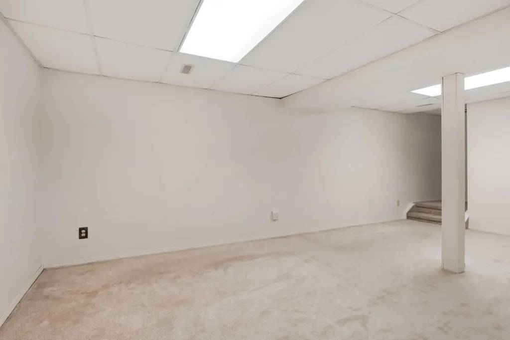 114 Strathlorne Mews SW Calgary AB T3H 1V1
