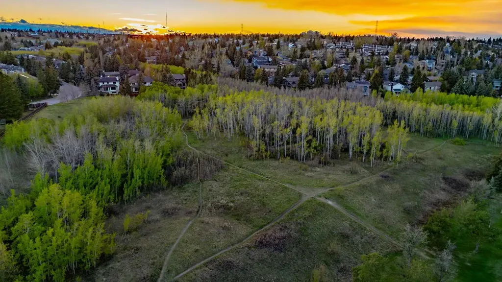 114 Strathlorne Mews SW Calgary AB T3H 1V1