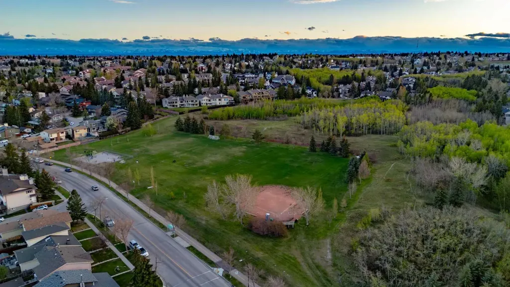 114 Strathlorne Mews SW Calgary AB T3H 1V1