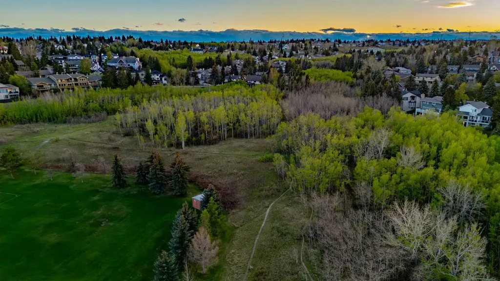 114 Strathlorne Mews SW Calgary AB T3H 1V1