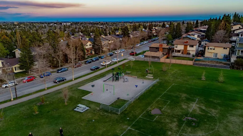 114 Strathlorne Mews SW Calgary AB T3H 1V1