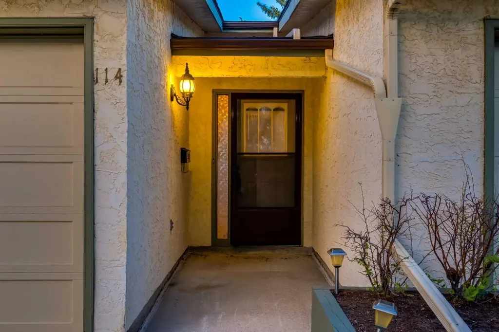 114 Strathlorne Mews SW Calgary AB T3H 1V1