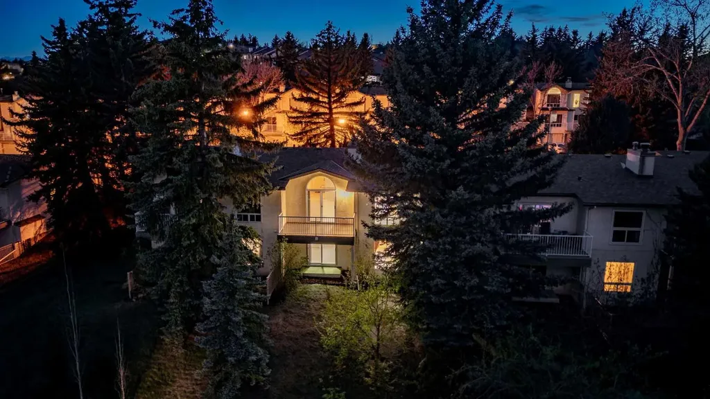 114 Strathlorne Mews SW Calgary AB T3H 1V1