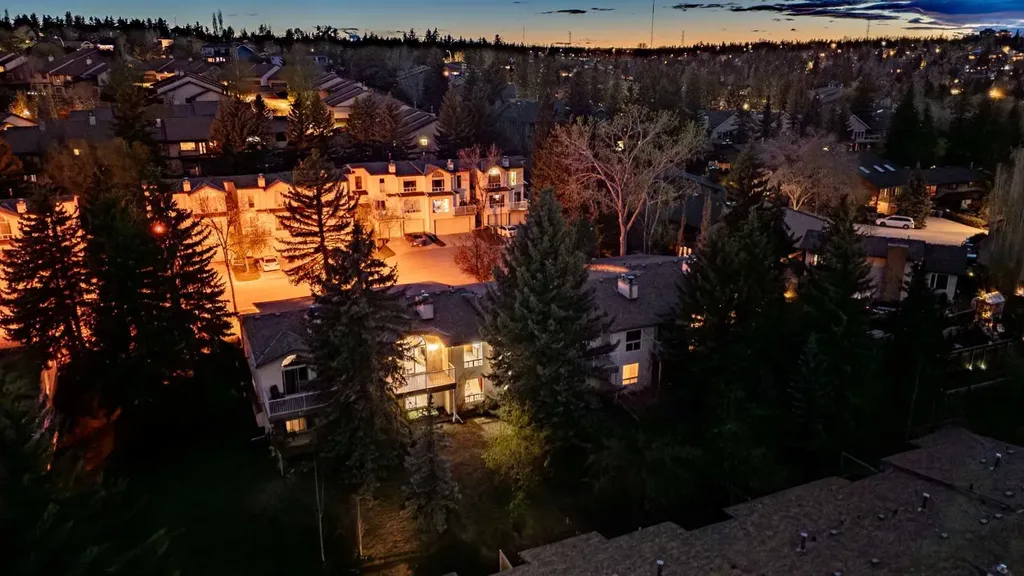 114 Strathlorne Mews SW Calgary AB T3H 1V1