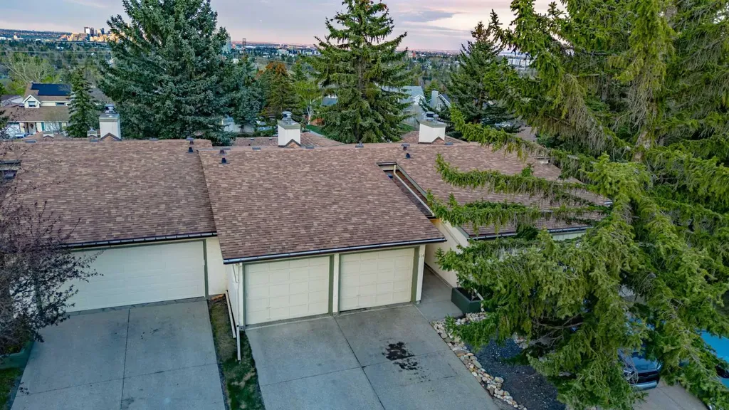 114 Strathlorne Mews SW Calgary AB T3H 1V1